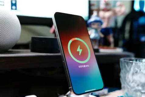 宁武苹果15换屏服务分享用什么充电器给iPhone15充电更好 